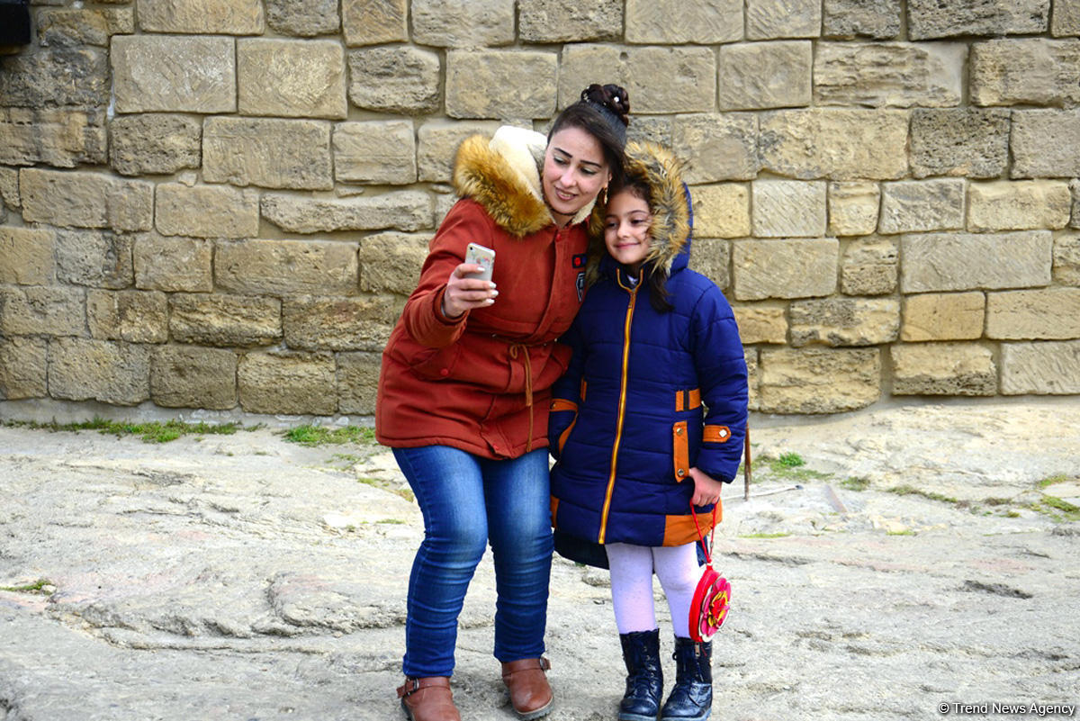 Туристы в Баку отмечают праздник Новруз (ФОТО)