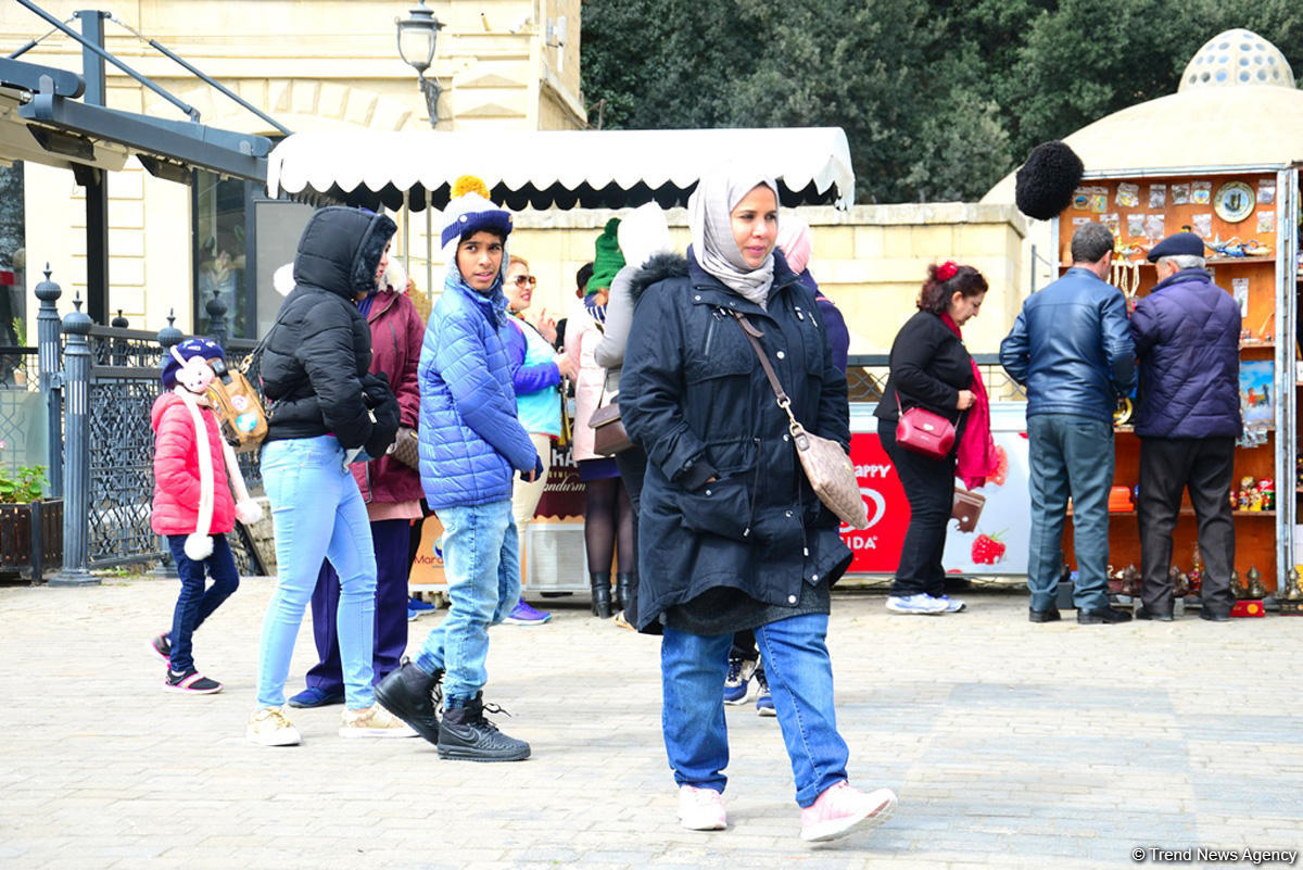 Туристы в Баку отмечают праздник Новруз (ФОТО)