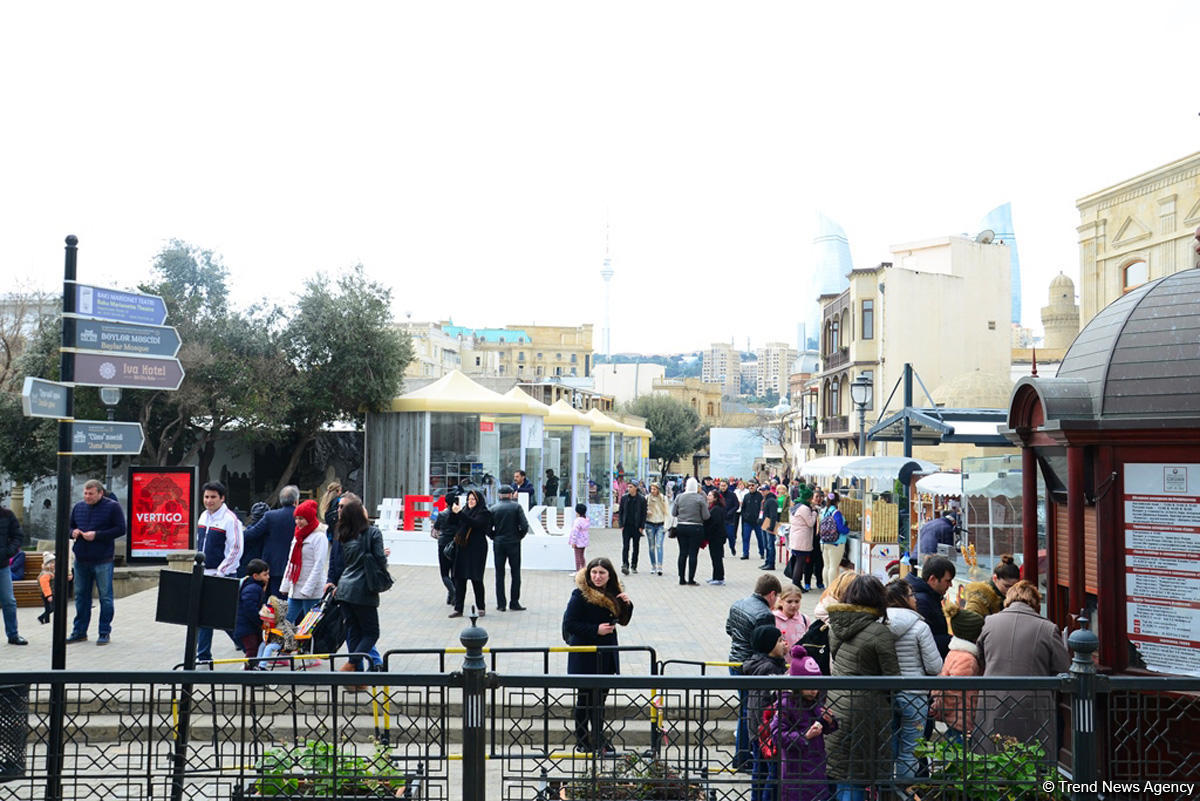 Туристы в Баку отмечают праздник Новруз (ФОТО)