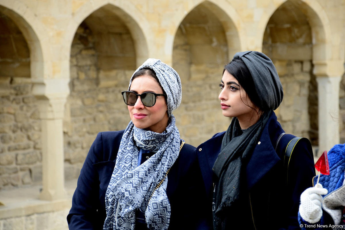 Туристы в Баку отмечают праздник Новруз (ФОТО)