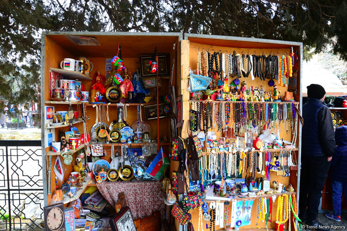 Туристы в Баку отмечают праздник Новруз (ФОТО)