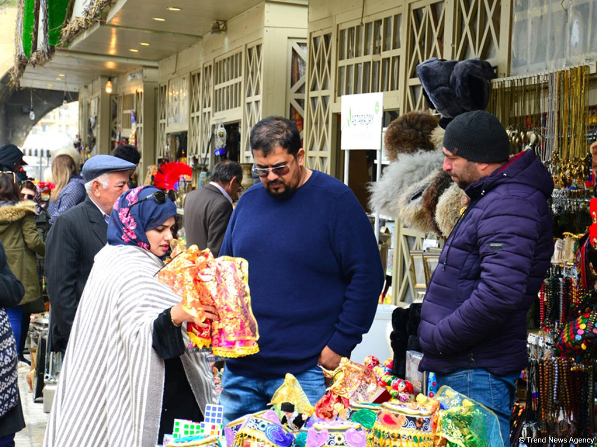 Туристы в Баку отмечают праздник Новруз (ФОТО)