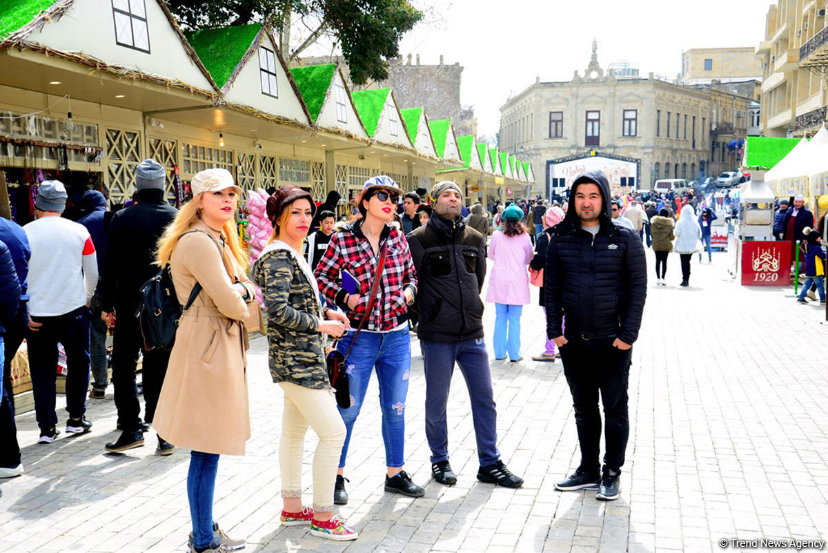 Туристы в Баку отмечают праздник Новруз (ФОТО)