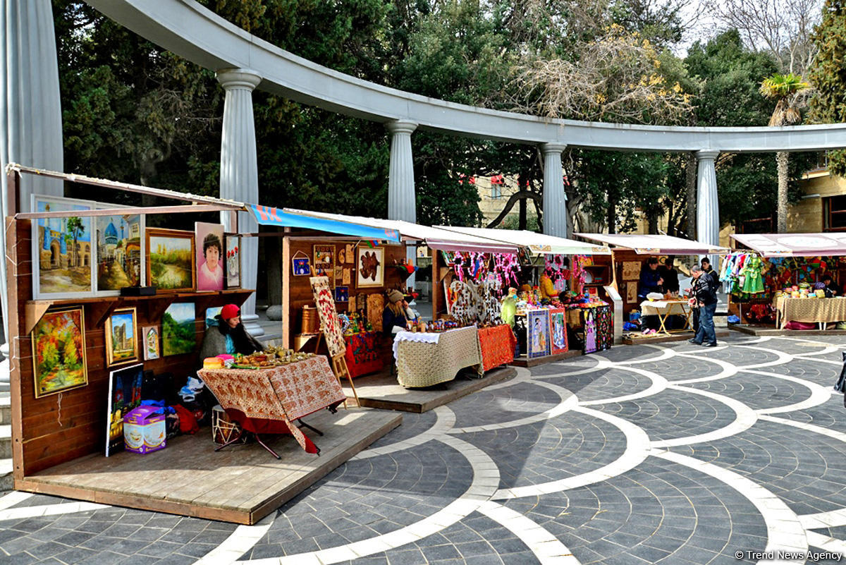 Туристы в Баку отмечают праздник Новруз (ФОТО)