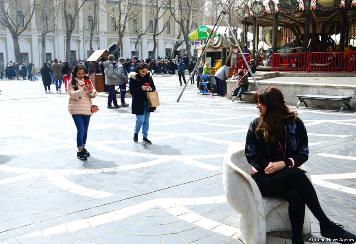 Туристы в Баку отмечают праздник Новруз (ФОТО)