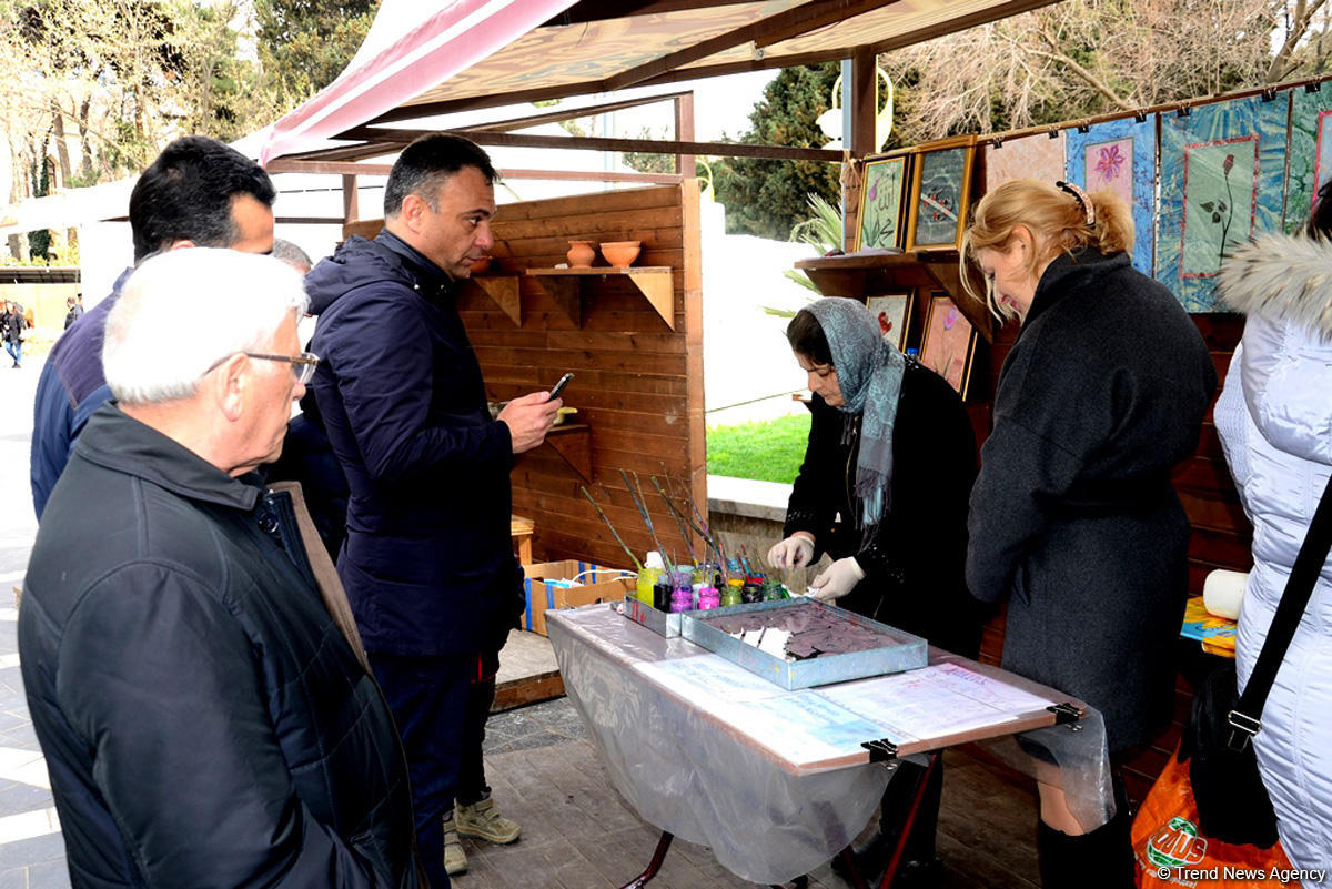 Туристы в Баку отмечают праздник Новруз (ФОТО)