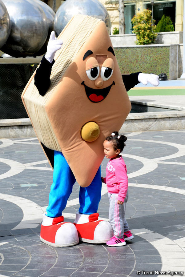 Туристы в Баку отмечают праздник Новруз (ФОТО)