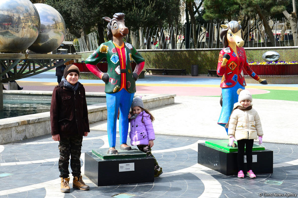 Туристы в Баку отмечают праздник Новруз (ФОТО)