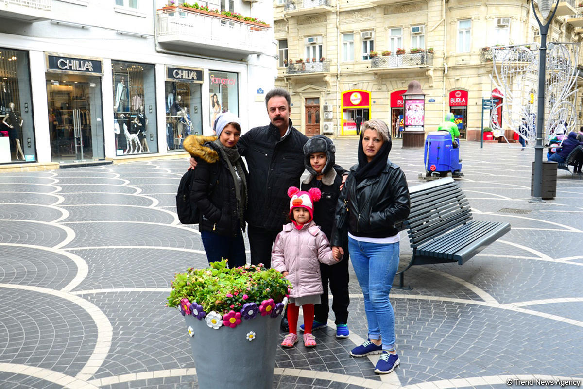 Туристы в Баку отмечают праздник Новруз (ФОТО)