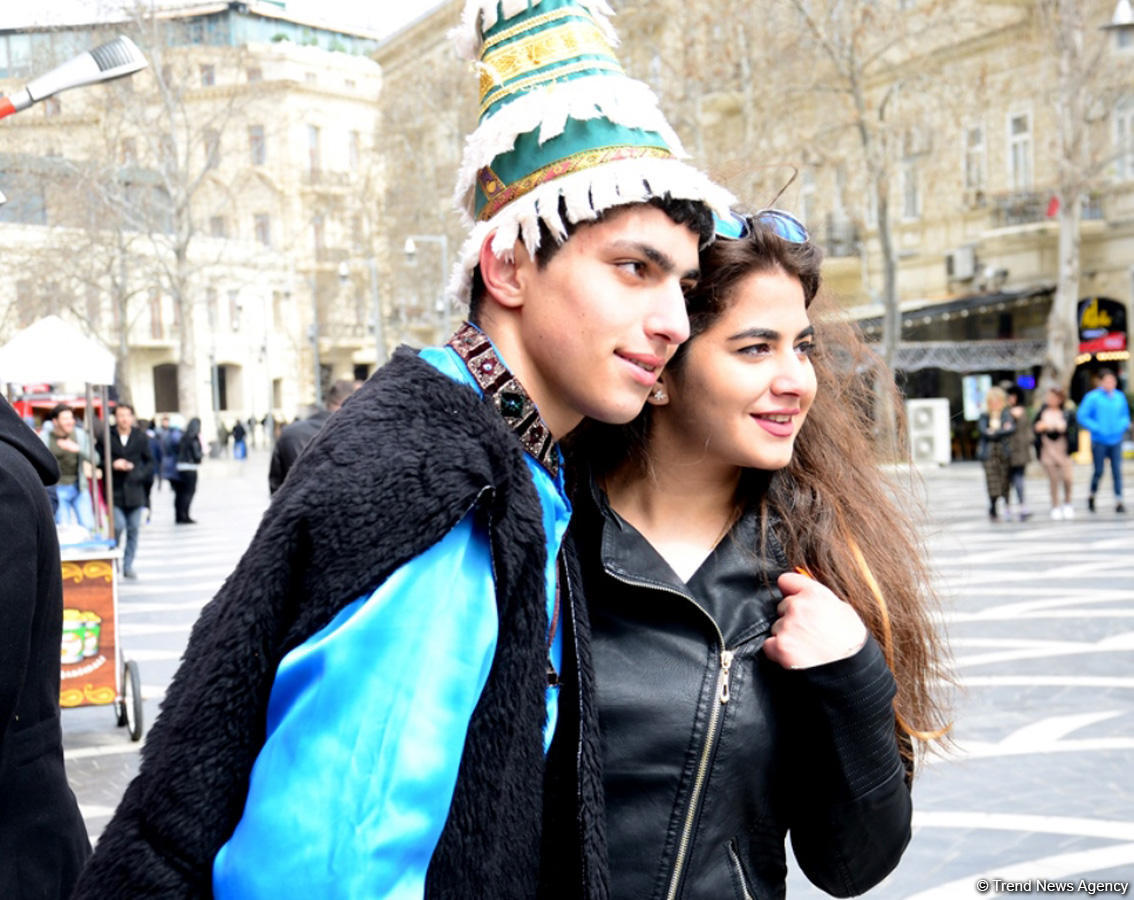 Туристы в Баку отмечают праздник Новруз (ФОТО)