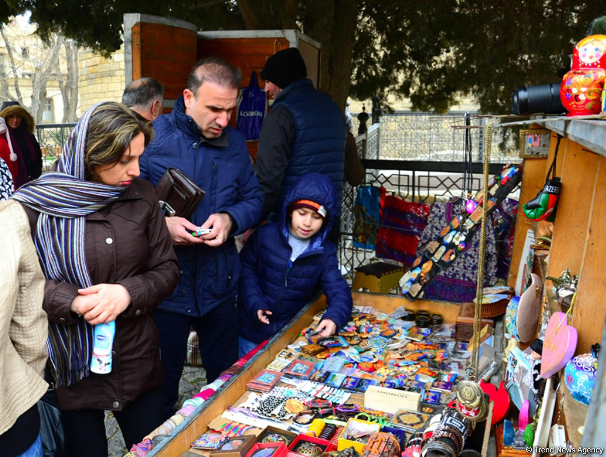 Туристы в Баку отмечают праздник Новруз (ФОТО)
