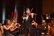 Никос Ксантулис поразил игрой на древней лире и исполнением "Сары гялин" (ФОТО)