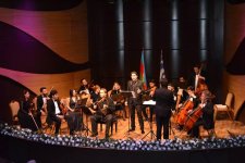 Никос Ксантулис поразил игрой на древней лире и исполнением "Сары гялин" (ФОТО)