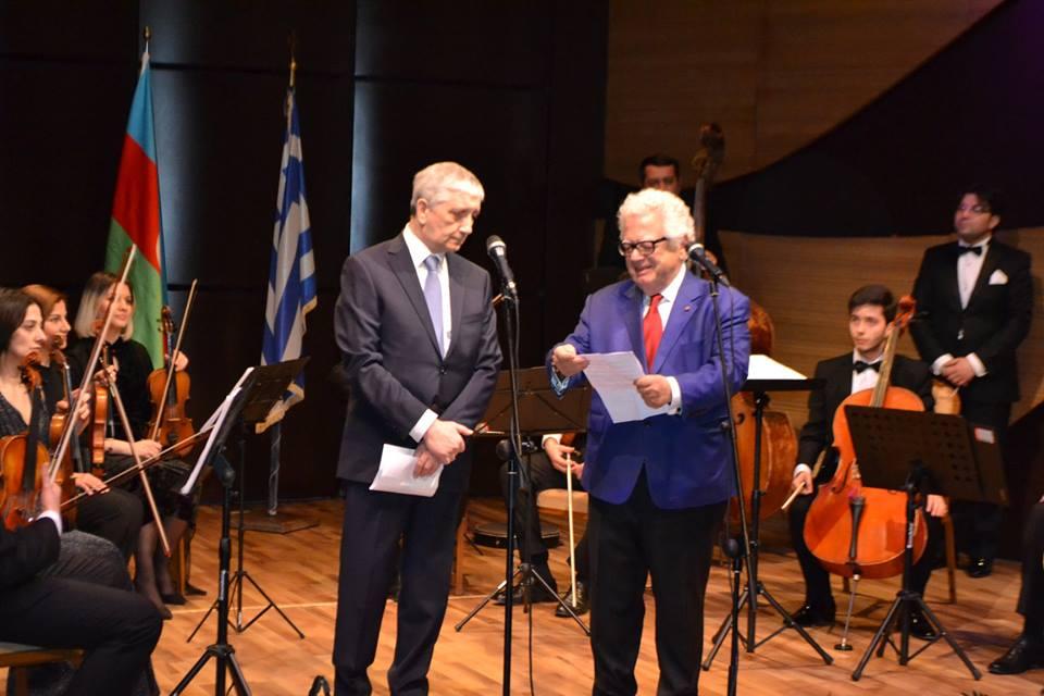 Никос Ксантулис поразил игрой на древней лире и исполнением "Сары гялин" (ФОТО)