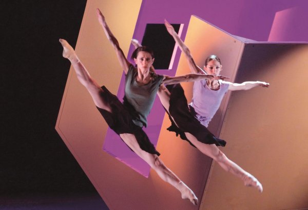 Впервые в Баку выступит известная итальянская труппа "Спеллбоунд"