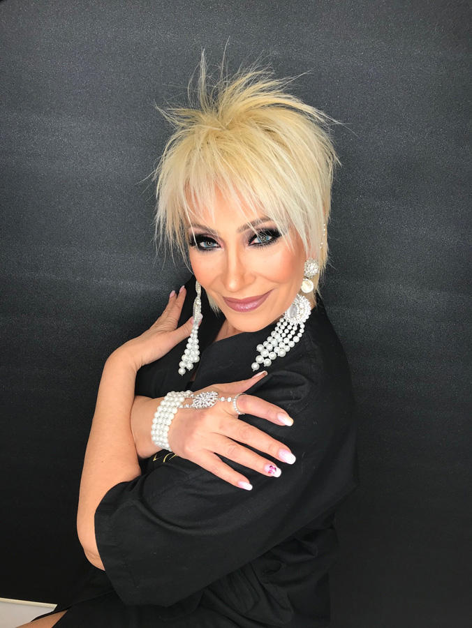 Азербайджанский стилист "превратил" Нахиду Оруджеву в Ажду Пекан (ВИДЕО, ФОТО)