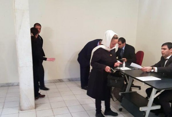 В генконсульстве Азербайджана в Тебризе продолжается голосование на президентских выборах (ФОТО)
