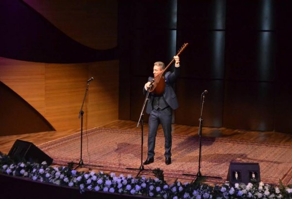 Горная река, ведущая к цветникам - творчество Ашуга Адалята (ФОТО)