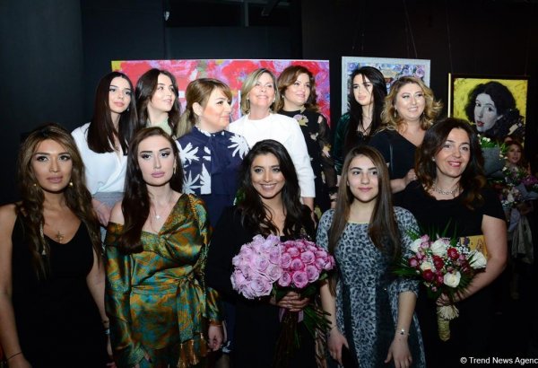 В Port Baku Mall открылась выставка 18 талантливых женщин-художниц "Вечная сила цвета" (ФОТО)