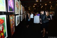 В Port Baku Mall открылась выставка 18 талантливых женщин-художниц "Вечная сила цвета" (ФОТО)