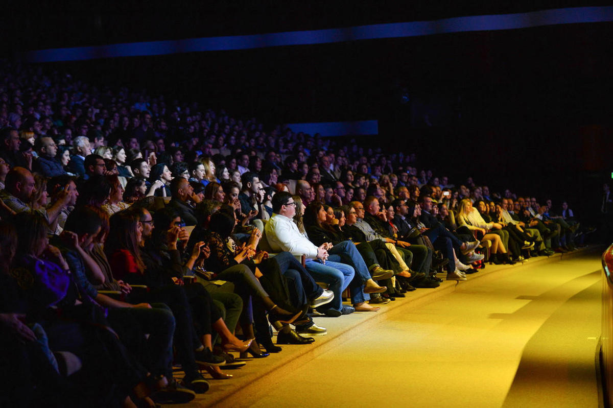 Ярко, эффектно, зрелищно – мировые рок-хиты зазвучали по-новому в Баку (ФОТО)