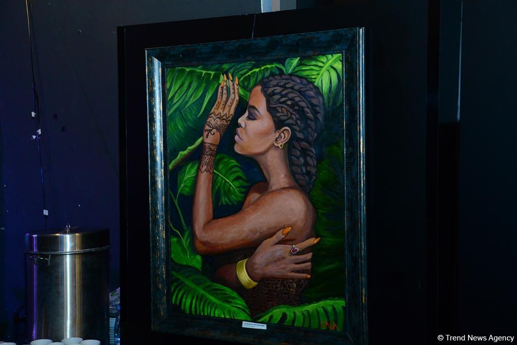В Port Baku Mall открылась выставка 18 талантливых женщин-художниц "Вечная сила цвета" (ФОТО)