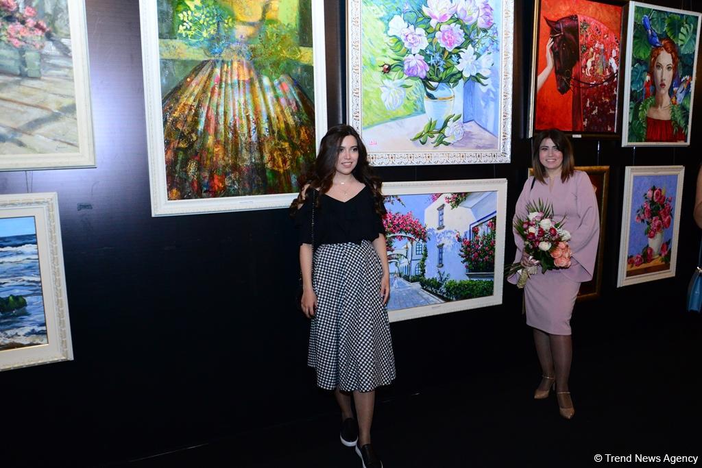 В Port Baku Mall открылась выставка 18 талантливых женщин-художниц "Вечная сила цвета" (ФОТО)
