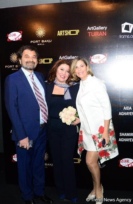 В Port Baku Mall открылась выставка 18 талантливых женщин-художниц "Вечная сила цвета" (ФОТО)
