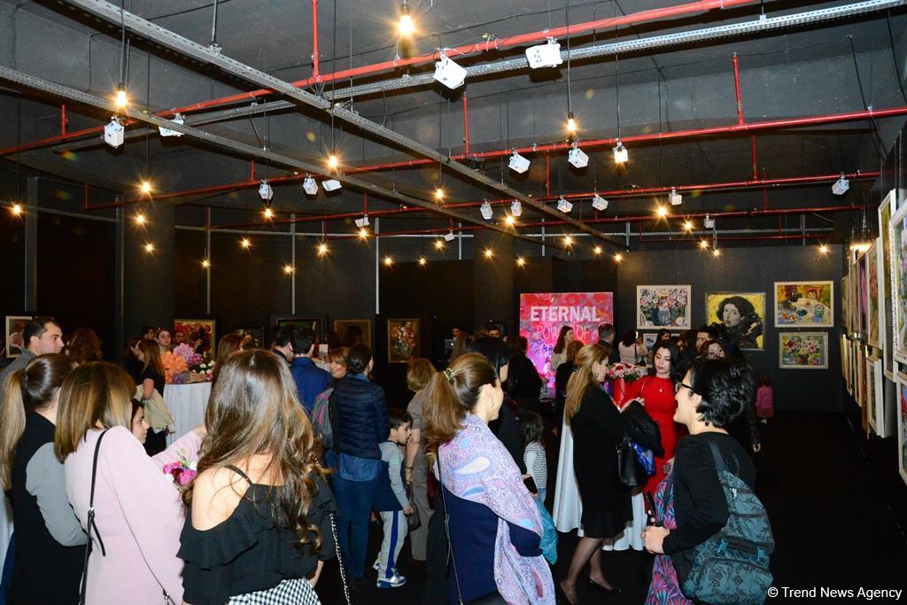 В Port Baku Mall открылась выставка 18 талантливых женщин-художниц "Вечная сила цвета" (ФОТО)