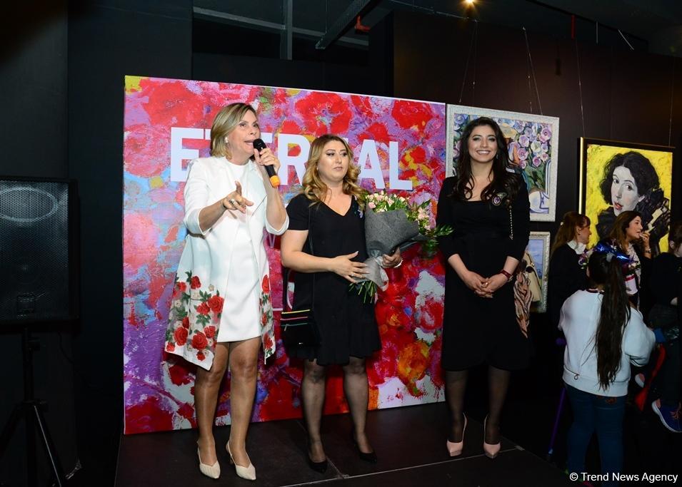 В Port Baku Mall открылась выставка 18 талантливых женщин-художниц "Вечная сила цвета" (ФОТО)