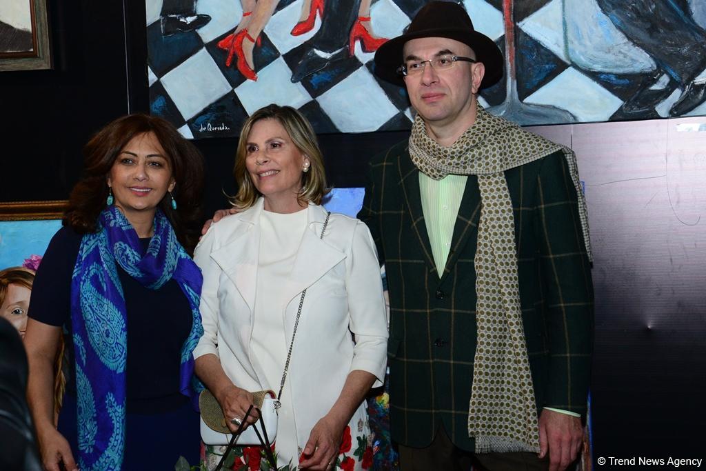 В Port Baku Mall открылась выставка 18 талантливых женщин-художниц "Вечная сила цвета" (ФОТО)