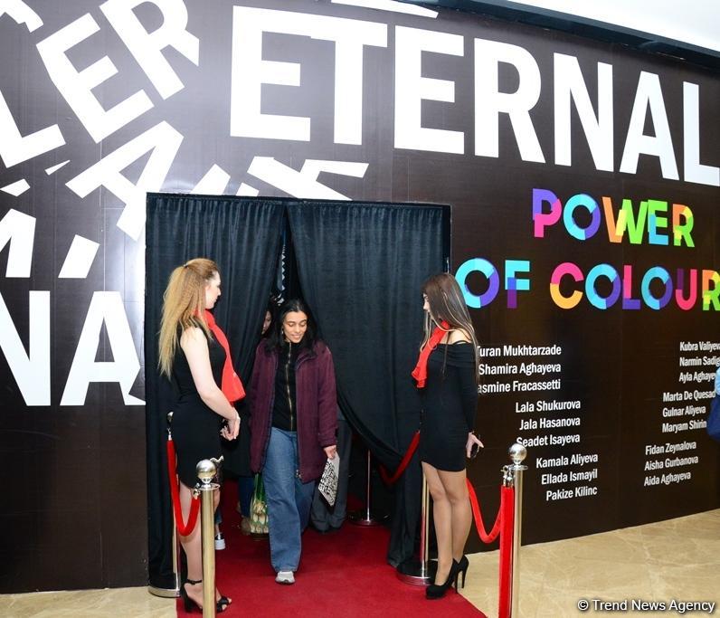 В Port Baku Mall открылась выставка 18 талантливых женщин-художниц "Вечная сила цвета" (ФОТО)