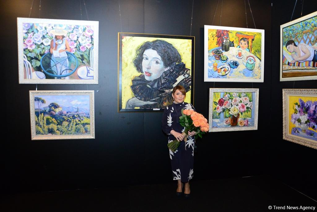 В Port Baku Mall открылась выставка 18 талантливых женщин-художниц "Вечная сила цвета" (ФОТО)