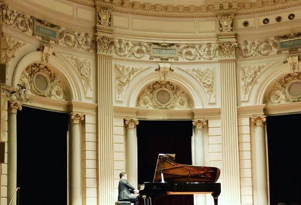 Первый азербайджанец, выступивший на сцене Амстердамской филармонии