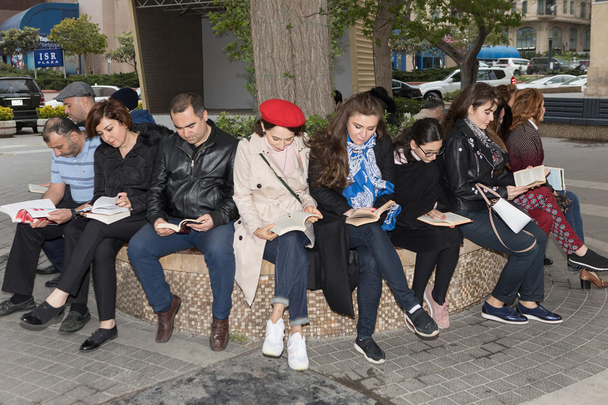 В центре Баку прошел книжный флешмоб (ФОТО)