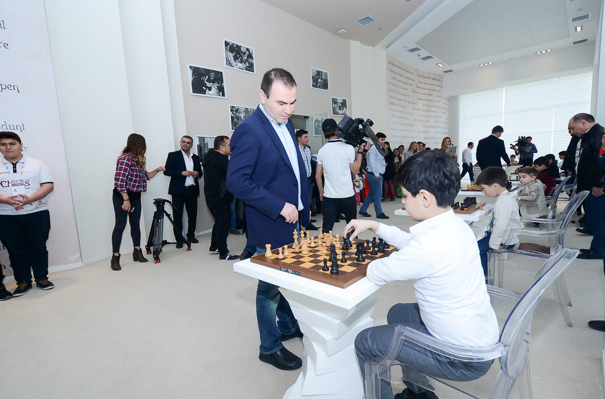 Лидеры мировых шахмат провели акцию в Шамкире (ФОТО)