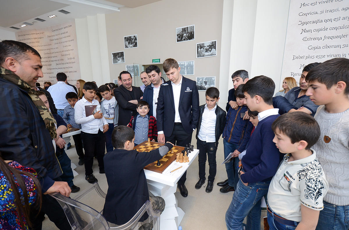 Лидеры мировых шахмат провели акцию в Шамкире (ФОТО)