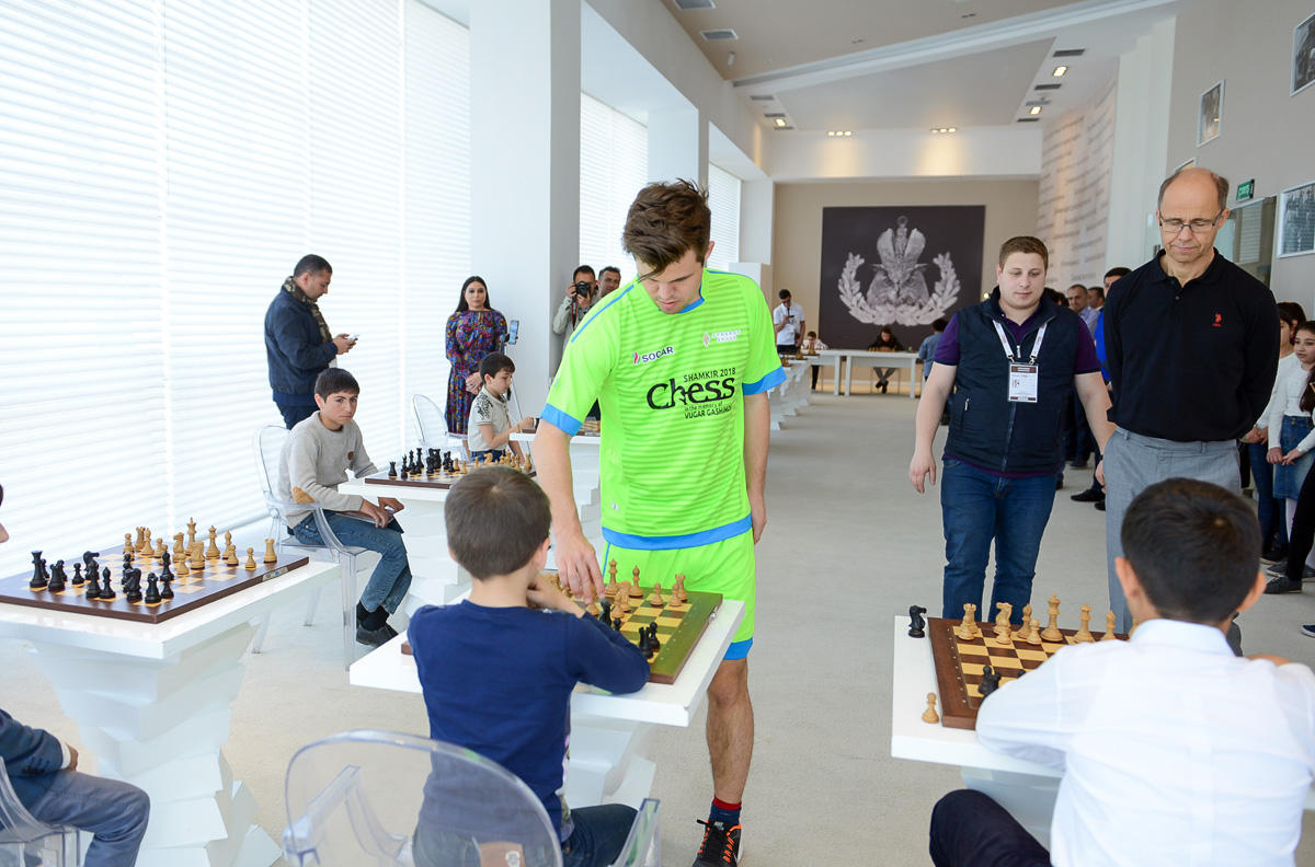 Лидеры мировых шахмат провели акцию в Шамкире (ФОТО)