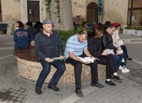В центре Баку прошел книжный флешмоб (ФОТО)