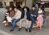 В центре Баку прошел книжный флешмоб (ФОТО)