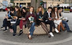 В центре Баку прошел книжный флешмоб (ФОТО)