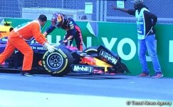 Пилот Red Bull Racing врезался в стену во время свободных заездов пилотов Формулы 1 в Баку (ФОТО)