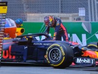 Пилот Red Bull Racing врезался в стену во время свободных заездов пилотов Формулы 1 в Баку (ФОТО)