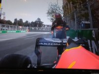 Пилот Red Bull Racing врезался в стену во время свободных заездов пилотов Формулы 1 в Баку (ФОТО)