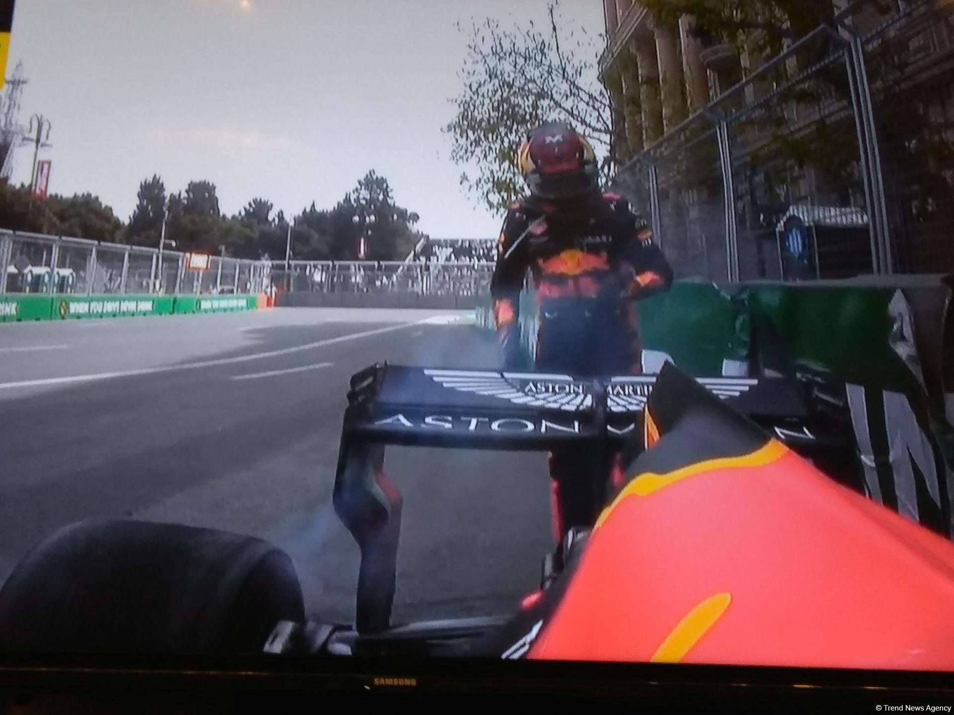 Пилот Red Bull Racing врезался в стену во время свободных заездов пилотов Формулы 1 в Баку (ФОТО)