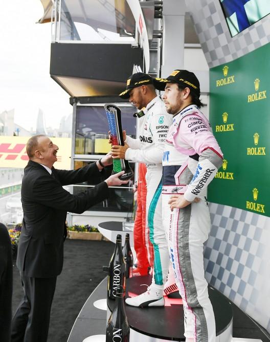 Президент Ильхам Алиев и его супруга Мехрибан Алиева наградили победителей Гран-при Азербайджана Формулы 1 (ФОТО, ВИДЕО)