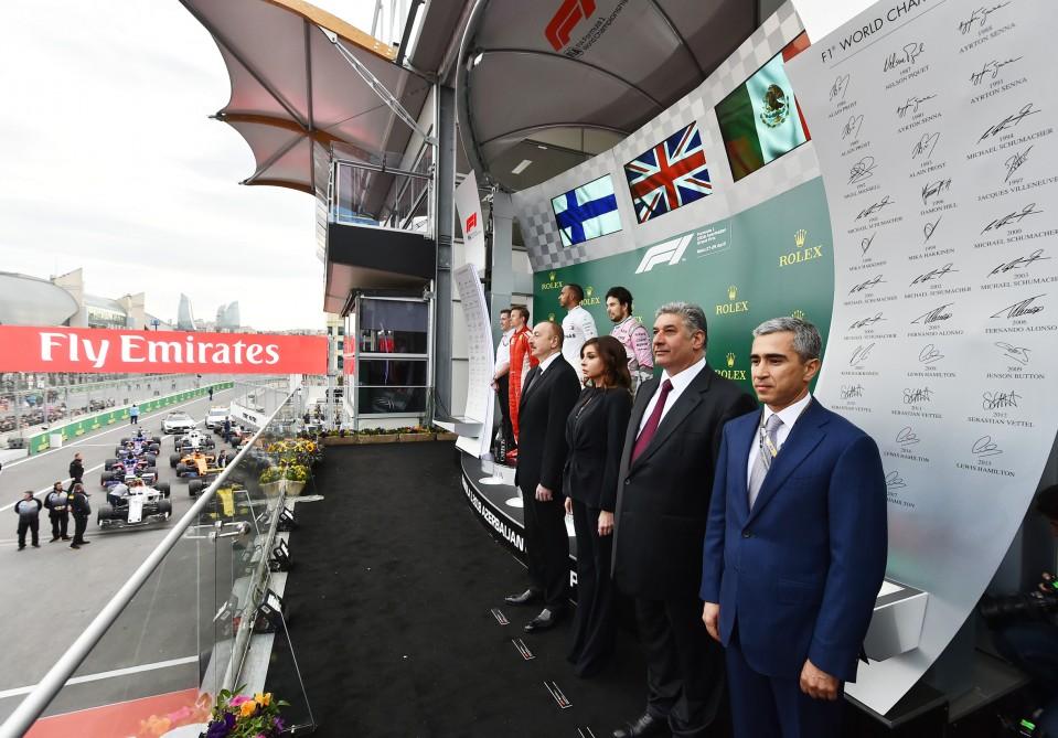 Президент Ильхам Алиев и его супруга Мехрибан Алиева наградили победителей Гран-при Азербайджана Формулы 1 (ФОТО, ВИДЕО)