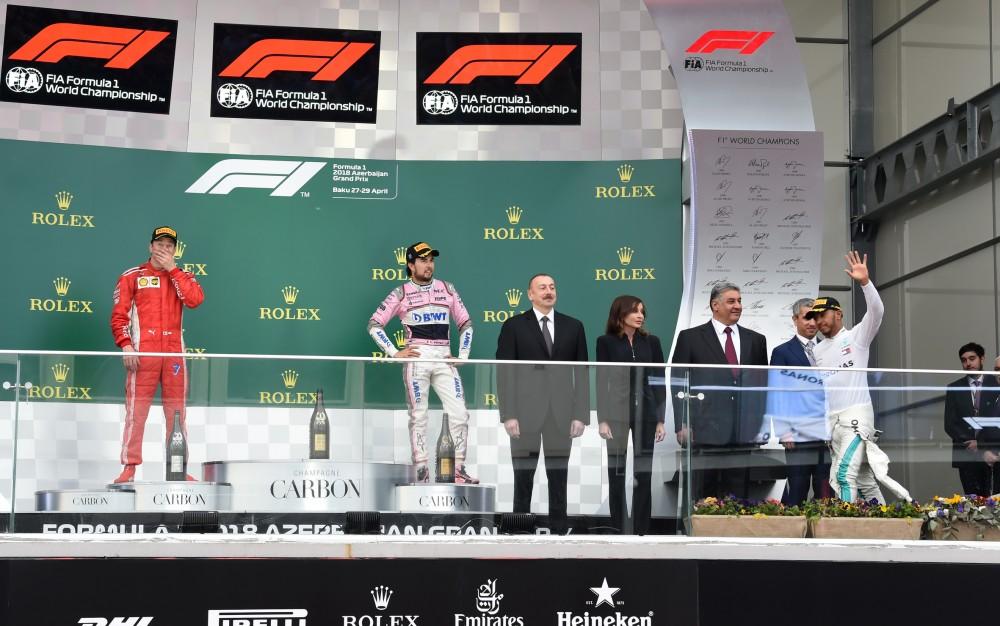 Президент Ильхам Алиев и его супруга Мехрибан Алиева наградили победителей Гран-при Азербайджана Формулы 1 (ФОТО, ВИДЕО)