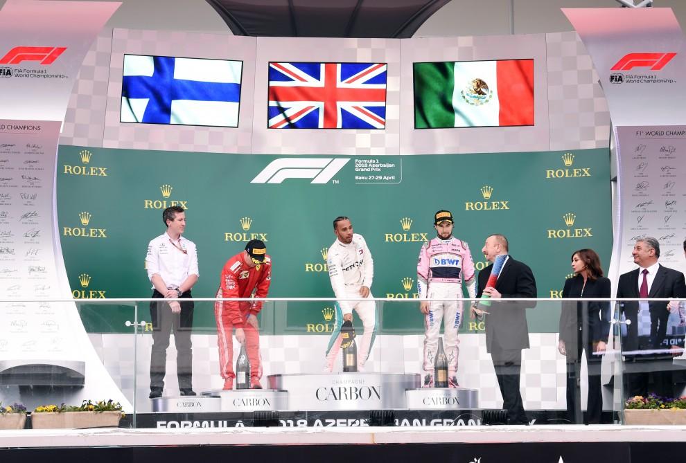 Президент Ильхам Алиев и его супруга Мехрибан Алиева наградили победителей Гран-при Азербайджана Формулы 1 (ФОТО, ВИДЕО)
