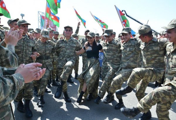 В Евлахе прошел праздничный концерт для военнослужащих (ФОТО)